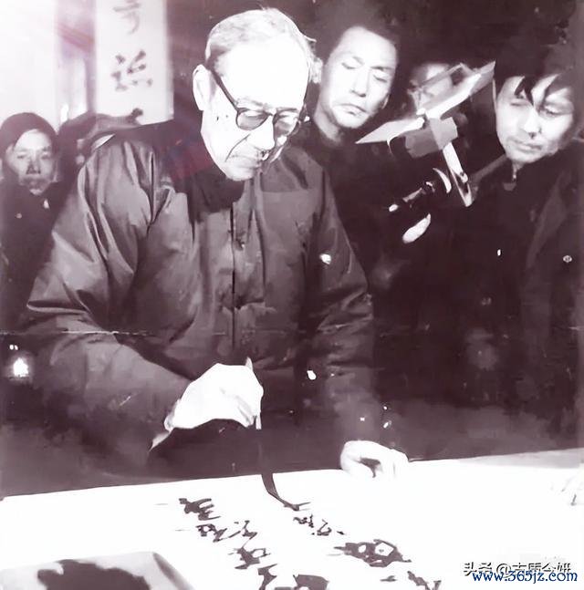 东说念主称“海内榜书，沙翁第一”，沙孟海五体兼善，翰墨高峻开张，自成“沙体”，是承古启今的一代书道巨匠。